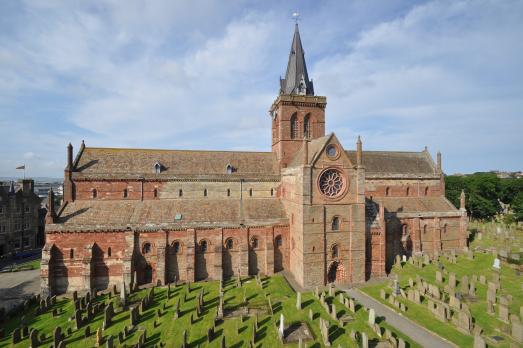 OrkneyIslandsKIRKWALLStMungoCathedral(stevekeiretsuCC-BY-SA3.0)1