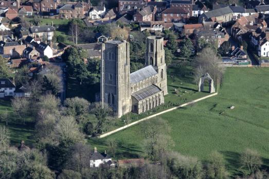 NorfolkWYMONDHAMWymondhamAbbey(johnfieldingCC-BY-2.0)1