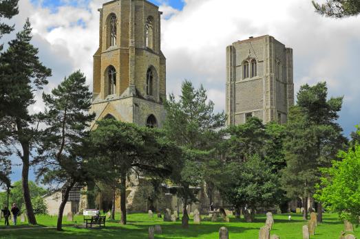 NorfolkWYMONDHAMWymondhamAbbey(rogerblackwellCC-BY-2.0)1