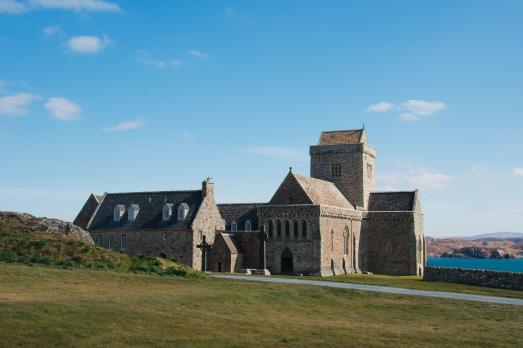 WesternIslesIONAIonaAbbey(magnushagdornCC-BY-SA2.0)2