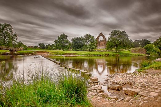 YorkshireBOLTONABBEYStMaryStCuthbert(happymillermanCC-BY-2.0)1