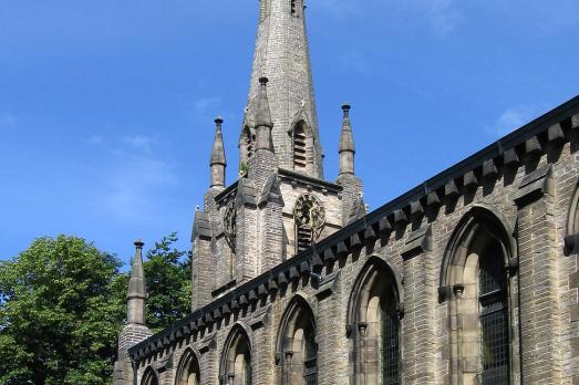DerbyshireNEWMILLSStGeorge(davebevisCC-BY-SA2.0)1