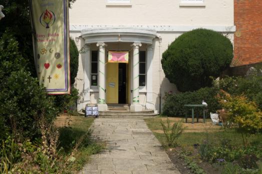 DorsetBRIDPORTChapelGarden(jimosleyCC-BY-SA2.0)1