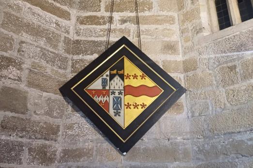 A plaque on a stone wall