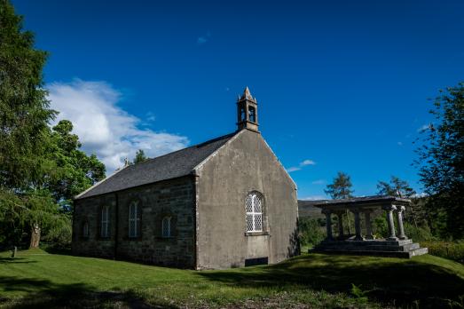 HighlandKINLOCHLUICHARTLochluichartKirk(PeterMooreCC-BY-SA2.0)1