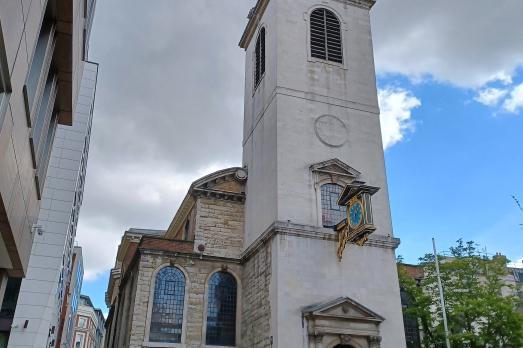 GreaterLondonCITYOFLONDONStJamesGarlickhythe(SimonBurchellCC-BY-SA2.0)1