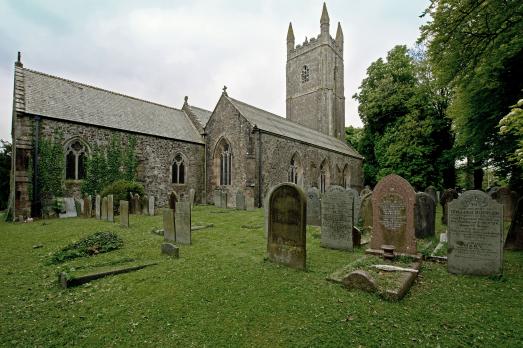 DevonHOLSWORTHYStPeterStPaul(RogerASmithCC-BY-SA2.0)1