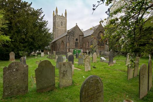 DevonHOLSWORTHYStPeterStPaul(RogerASmithCC-BY-SA2.0)2