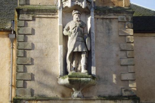 A statue of William Wallace in a stone niche.