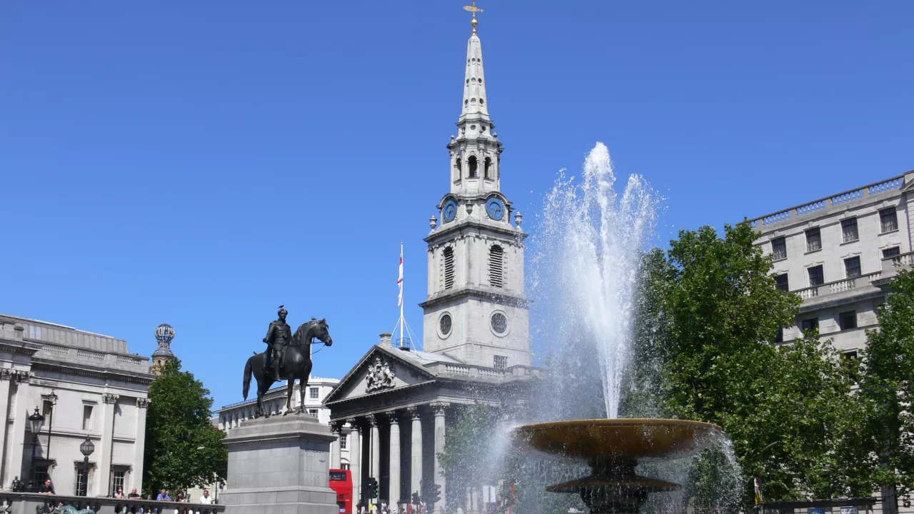 GreaterLondonTRAFALGARSQUAREStMartinFields(wikilaurentCC-BY-SA3.0)1