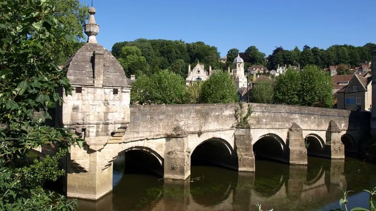 WiltshireBRADFORDONAVONStNicholas(derekharperCC-BY-SA2.0)1