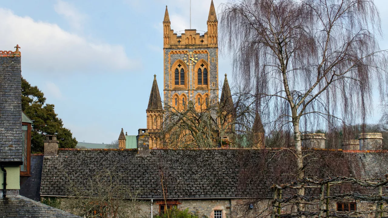 DevonBUCKFASTLEIGHBuckfastAbbey(alisondayCC-BY-SA2.0)1