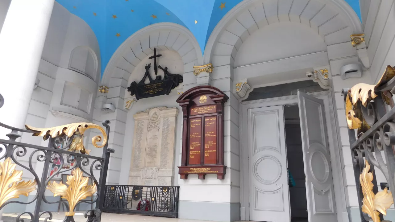 GreaterLondonCLERKENWELLStPetersItalianChurch(paulthearchivistCC-BY-SA4.0)2