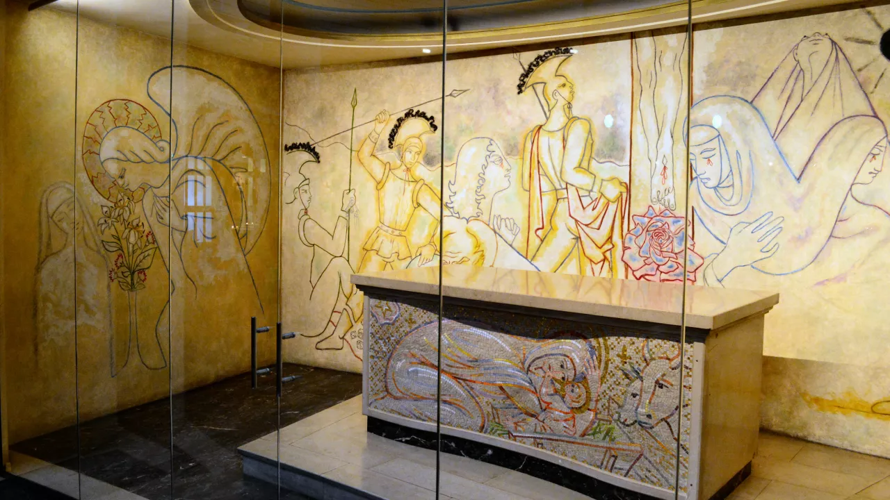 GreaterLondonSOHONotreDameFrance(andyscottCC-BY-SA4.0)1