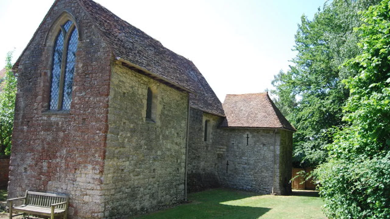 KentPLAXTOLOldSoarManorChapel(nchadwickCC-BY-SA2.0)1