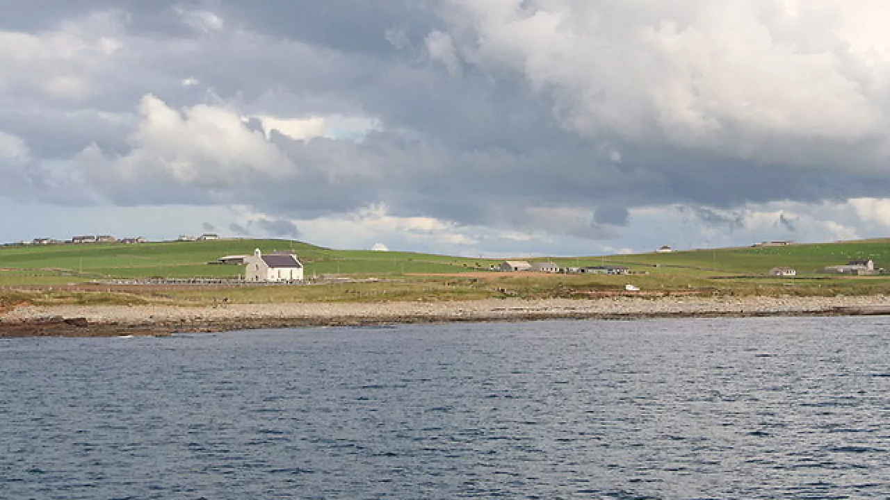 OrkneyIslandsSANDWICKStPeter(descalhounCC-BY-SA2.0)1