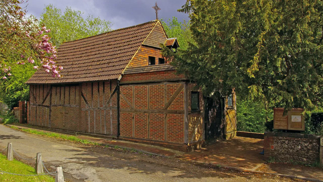 SurreyWESTHUMBLEChapelEase(iancapperCC-BY-SA2.0)1