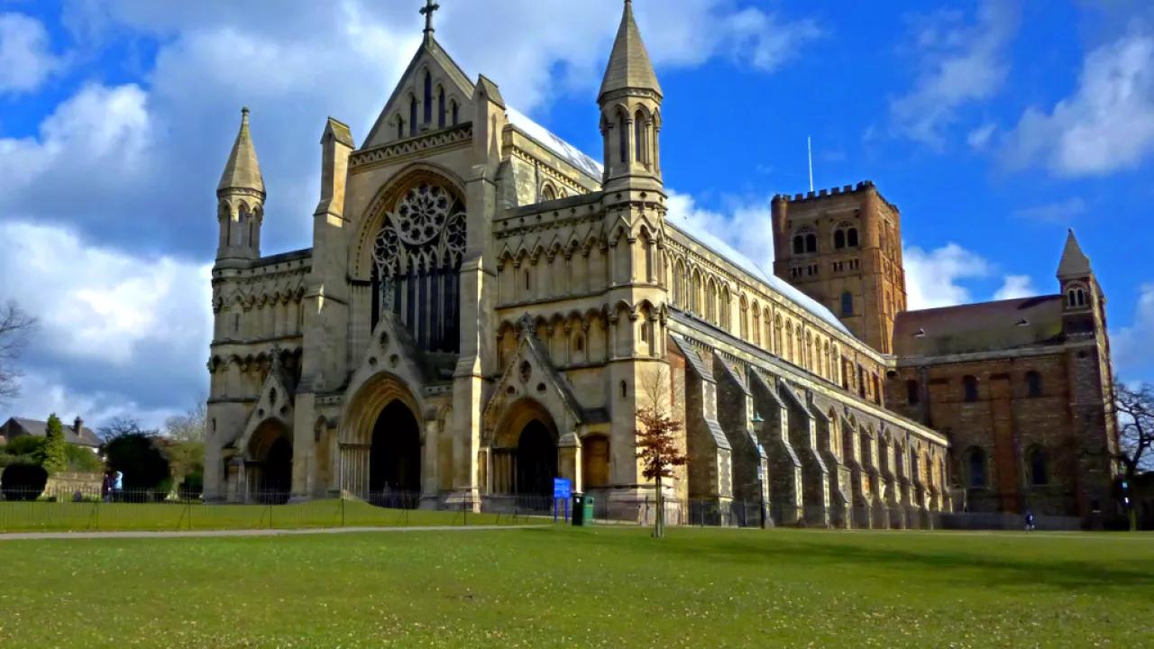 HampshireWINCHESTERWinchesterCathedral(davidmarchantCC-BY-SA3.0)1