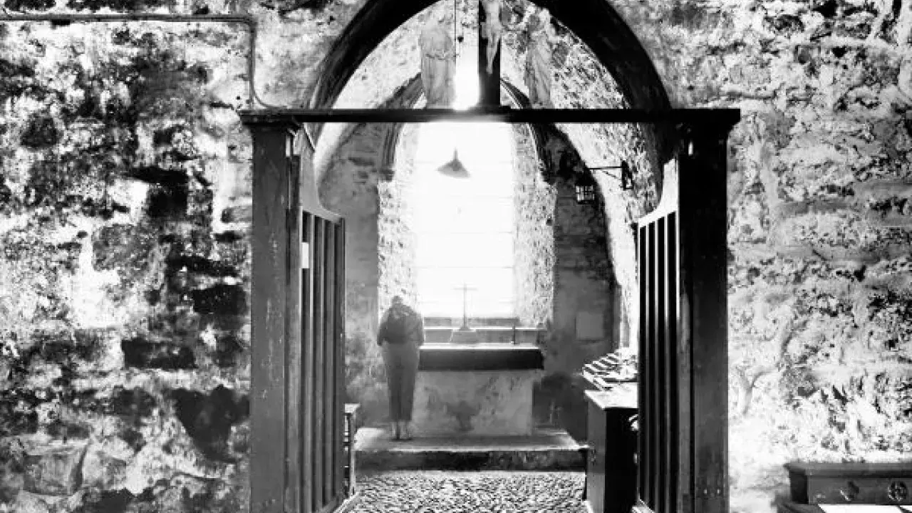 PembrokeshireCALDEYISLANDOldPrioryStIlltyd(garethloveringphotograpyCC-BY-ND2.0)2