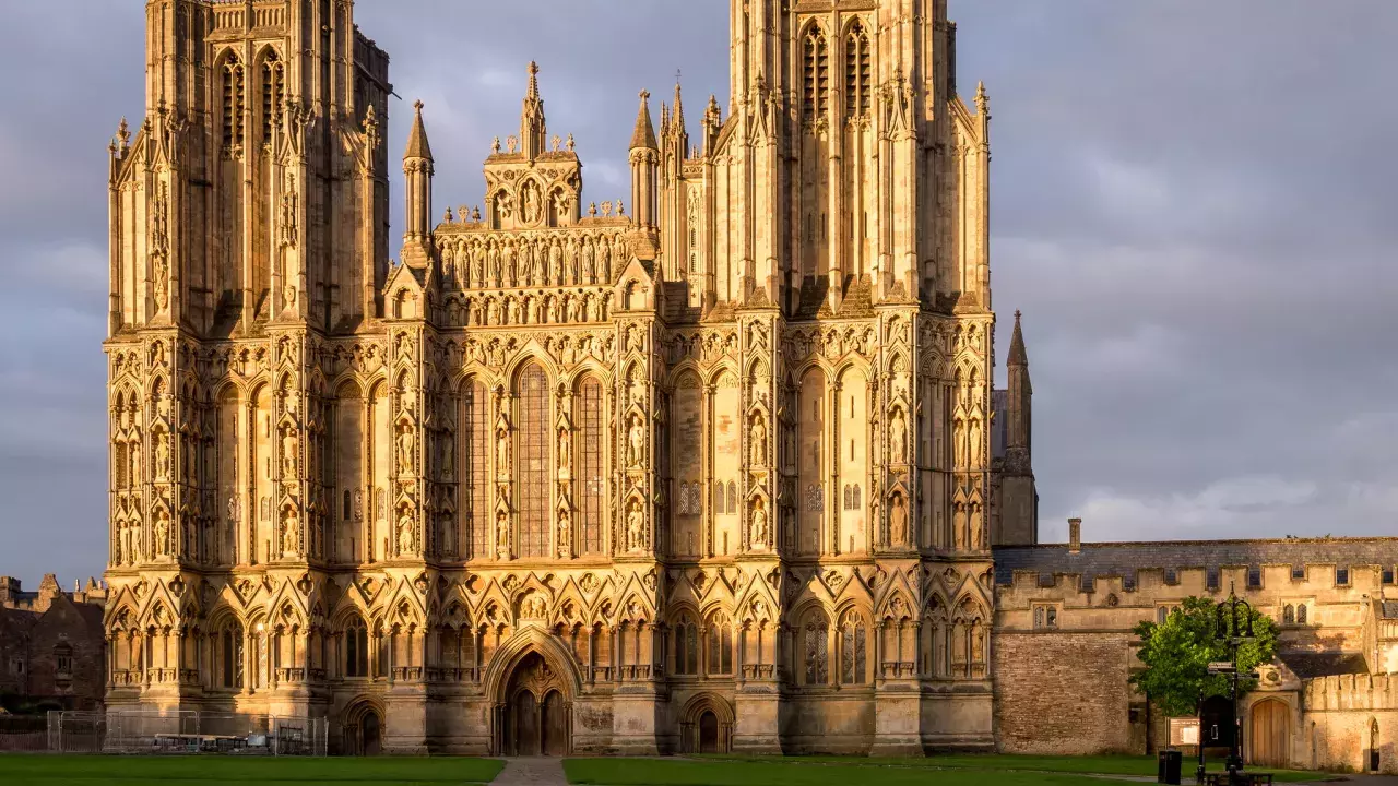 SomersetWELLSWellsCathedral(matthewhartleyCC-BY-SA2.0)1