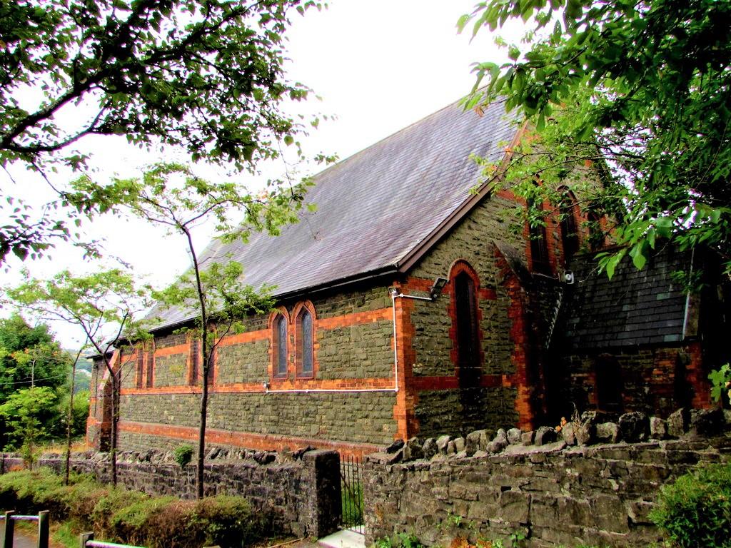 GlamorganPONTLOTTYNStTyfaelog(jaggeryCC-BY-SA2.0)1