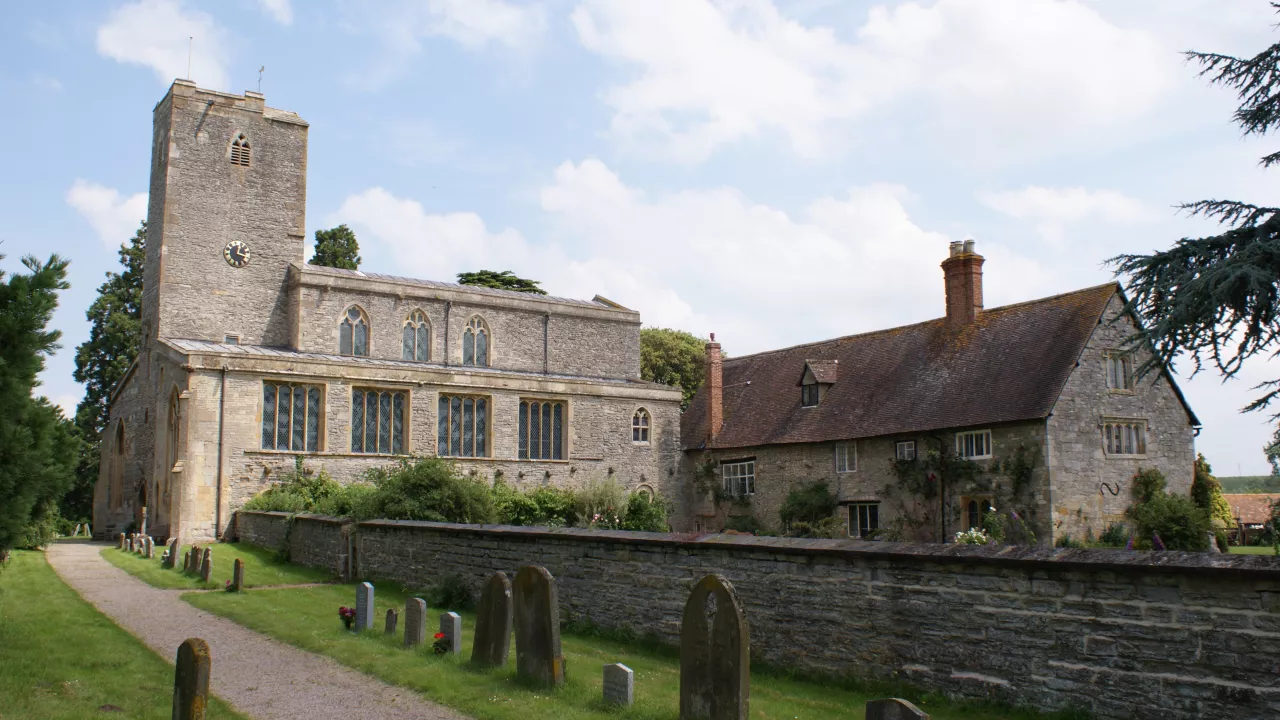 GloucestershireDEERHURSTStMary(hughllewelynCC-BY-SA2.0)1