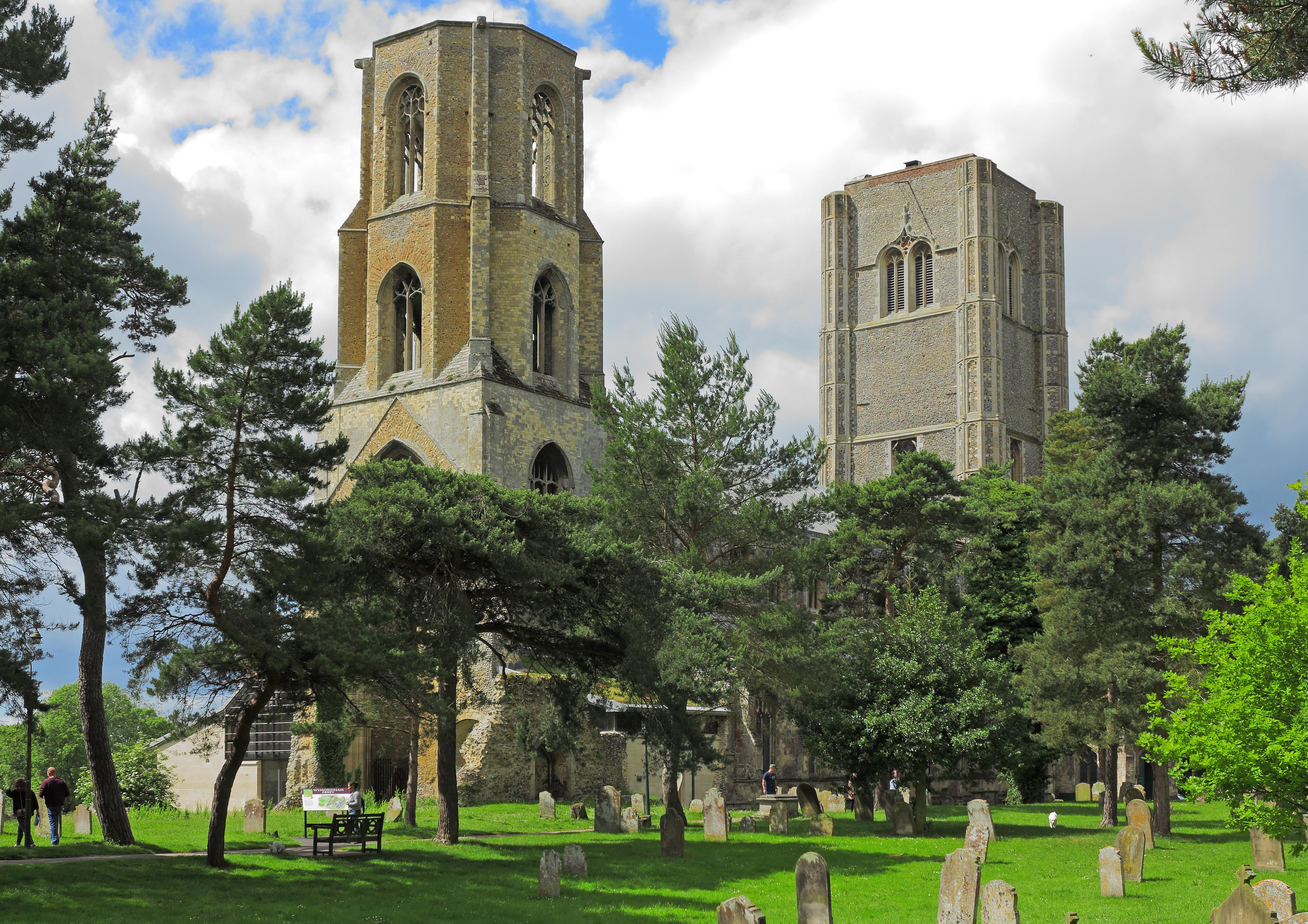 NorfolkWYMONDHAMWymondhamAbbey(rogerblackwellCC-BY-2.0)1