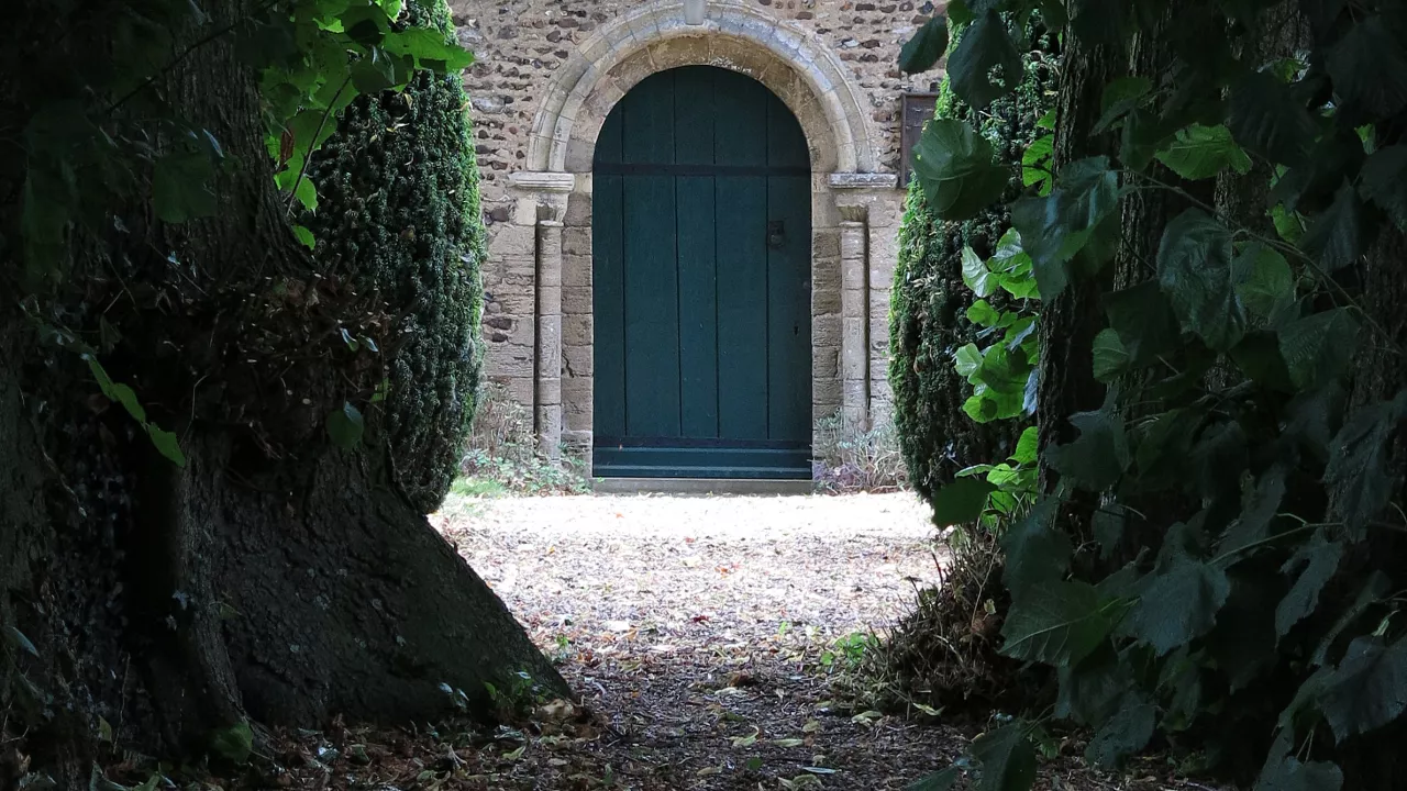 SuffolkTHORNHAMPARVAStMary(spencermeansCC-BY2.0)2