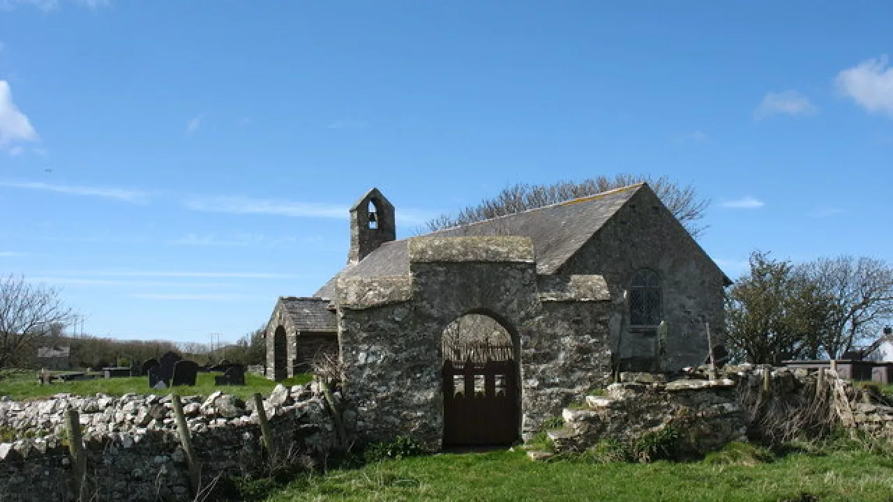 AngleseyLLANFFLEWINStFflewin(ericjonesCC-BY-SA2.)1