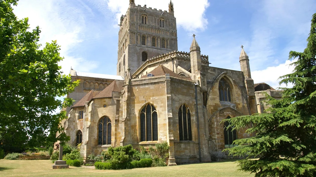 GloucestershireTEWKESBURYTewkesburyAbbey(jayt74CC-BY-SA2.0)1
