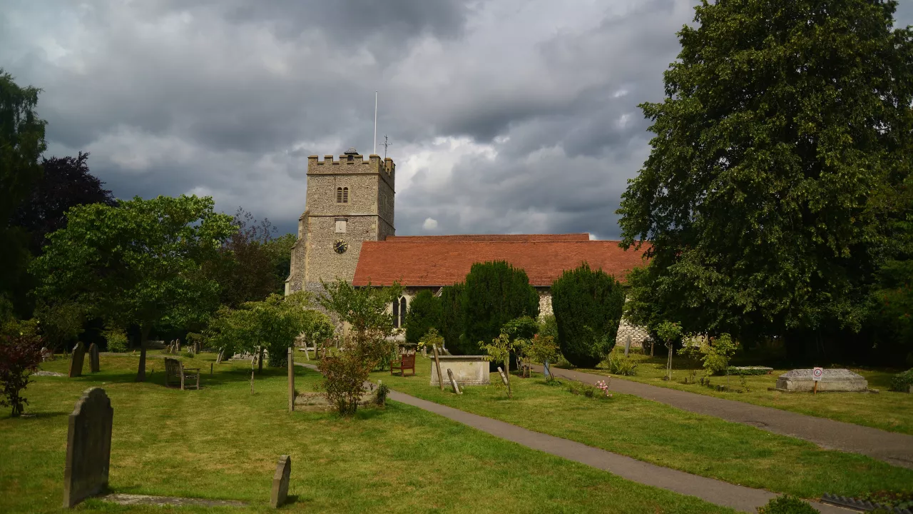 BerkshireCOOKHAMHoly rinity(barrymarshCC-BY-2.0)1