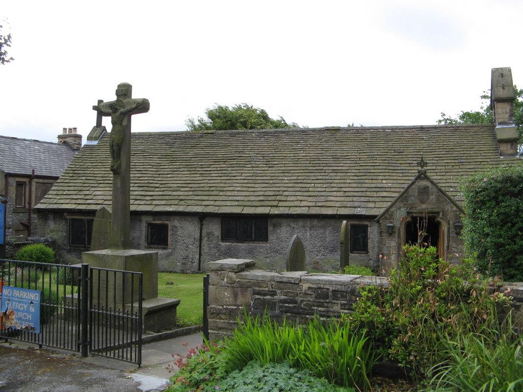 DerbyshireBUXTONStAnne(josiecampbellCC-BY-SA2.0)1