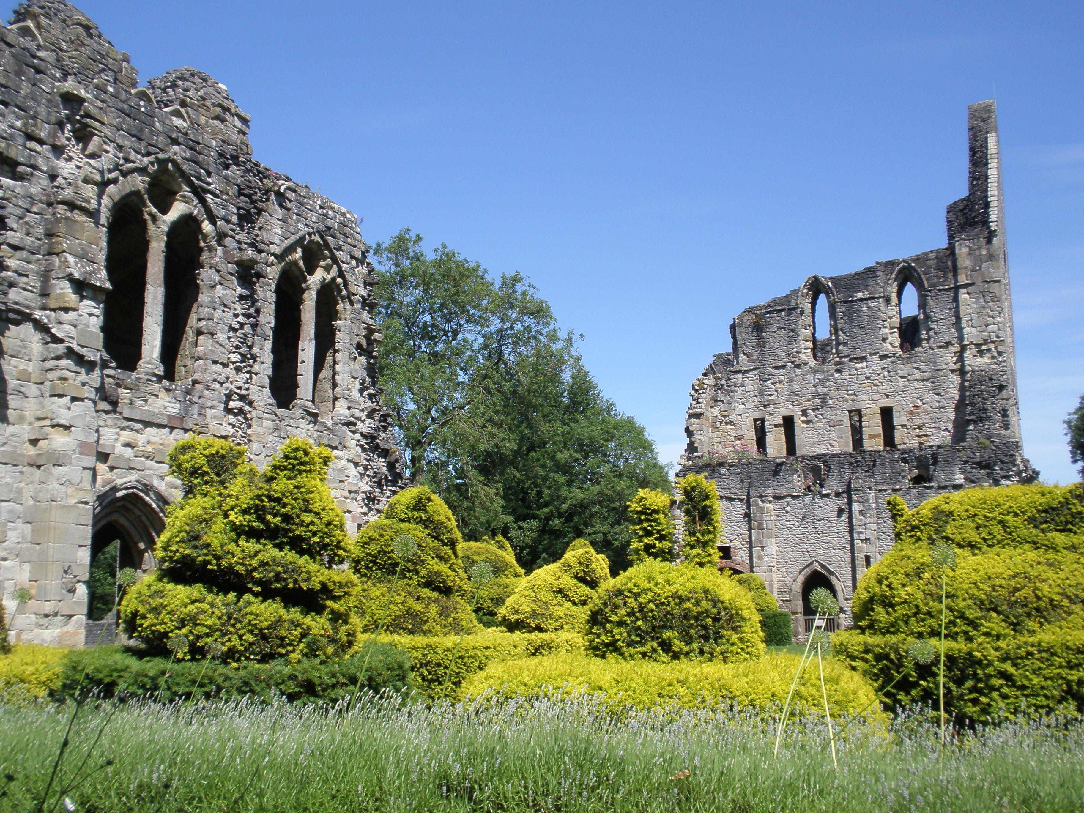 ShropshireMUCHWENLOCKMuchWenlockPriory(amandaslaterCC-BY-SA2.0)1