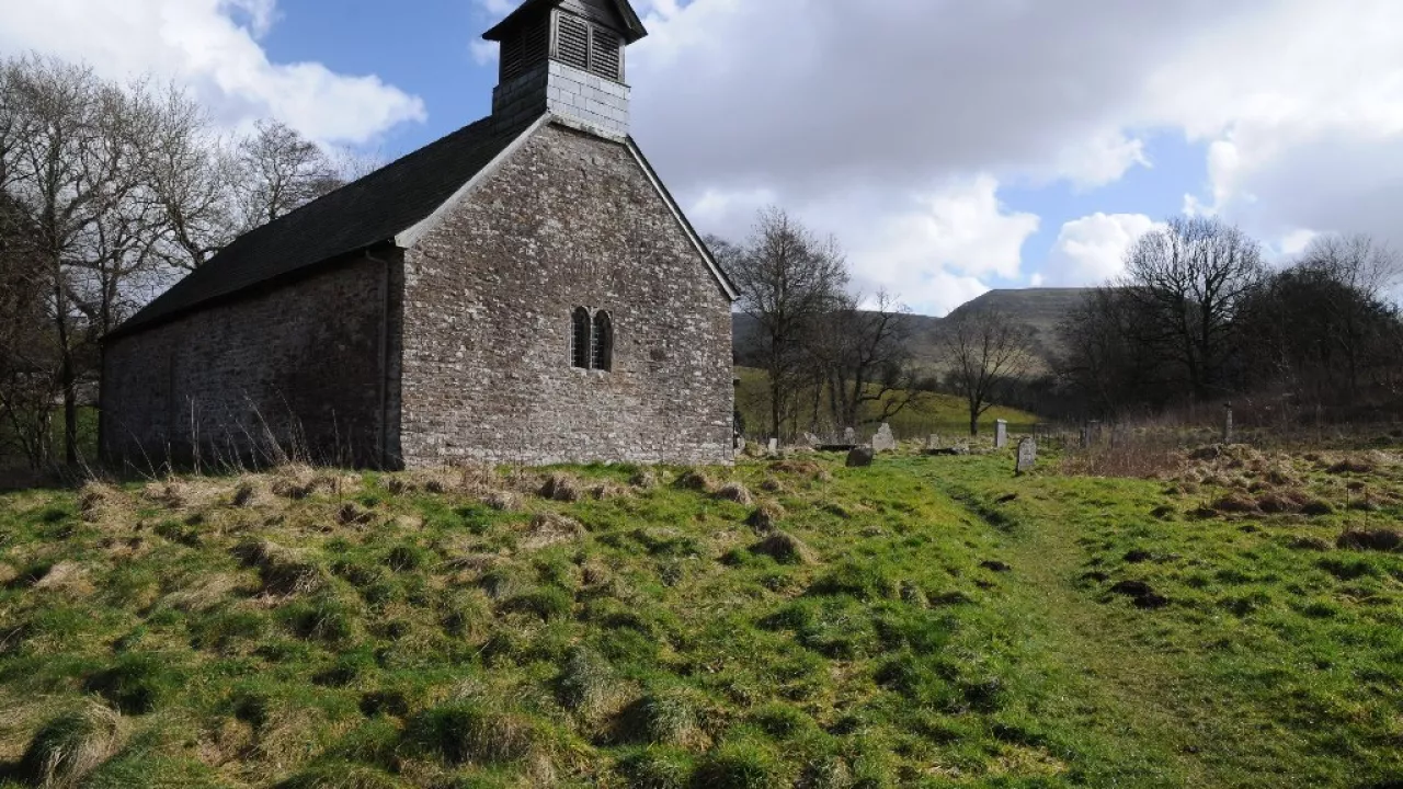 PowysLLANELIEUStEllyw(philiphallingCC-BY-SA2.0)1