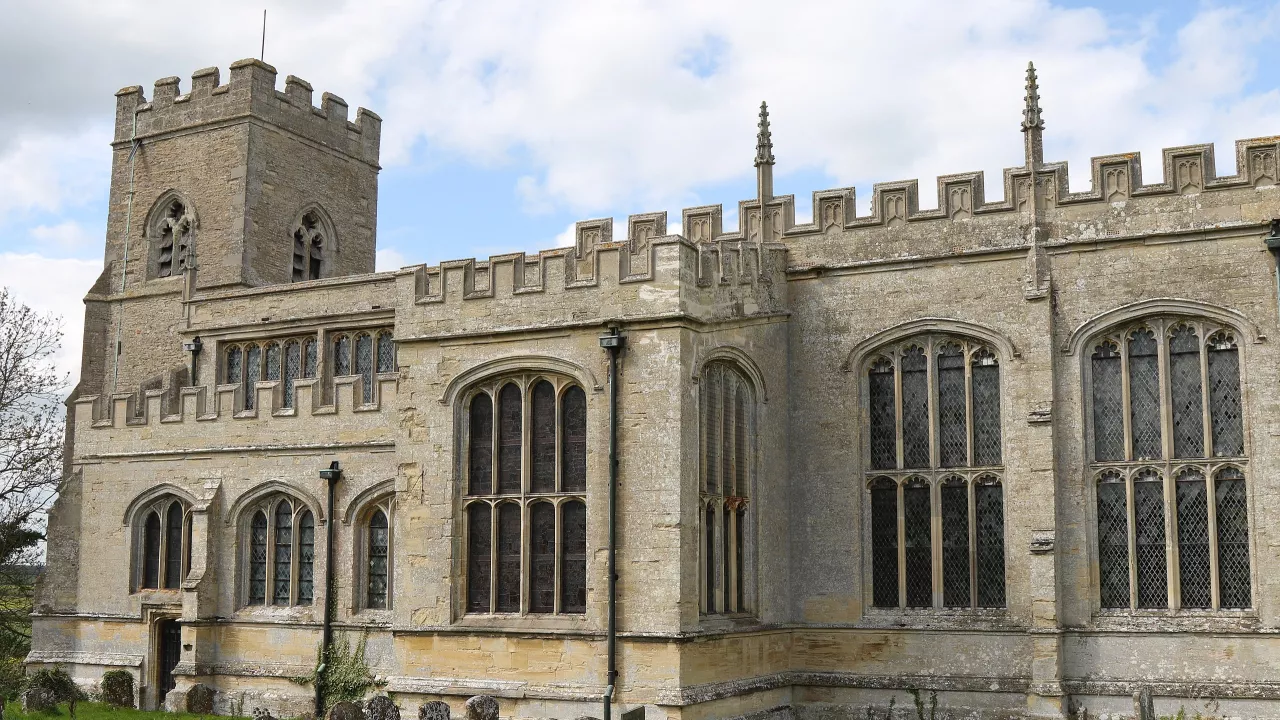 BuckinghamshireHILLESDENAllSaints(andrewrabbottCC-BY-SA2.0)1