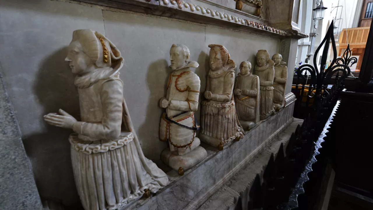 BuckinghamshireWINGAllSaints(michaelgarlickCC-BY-SA2.0)1