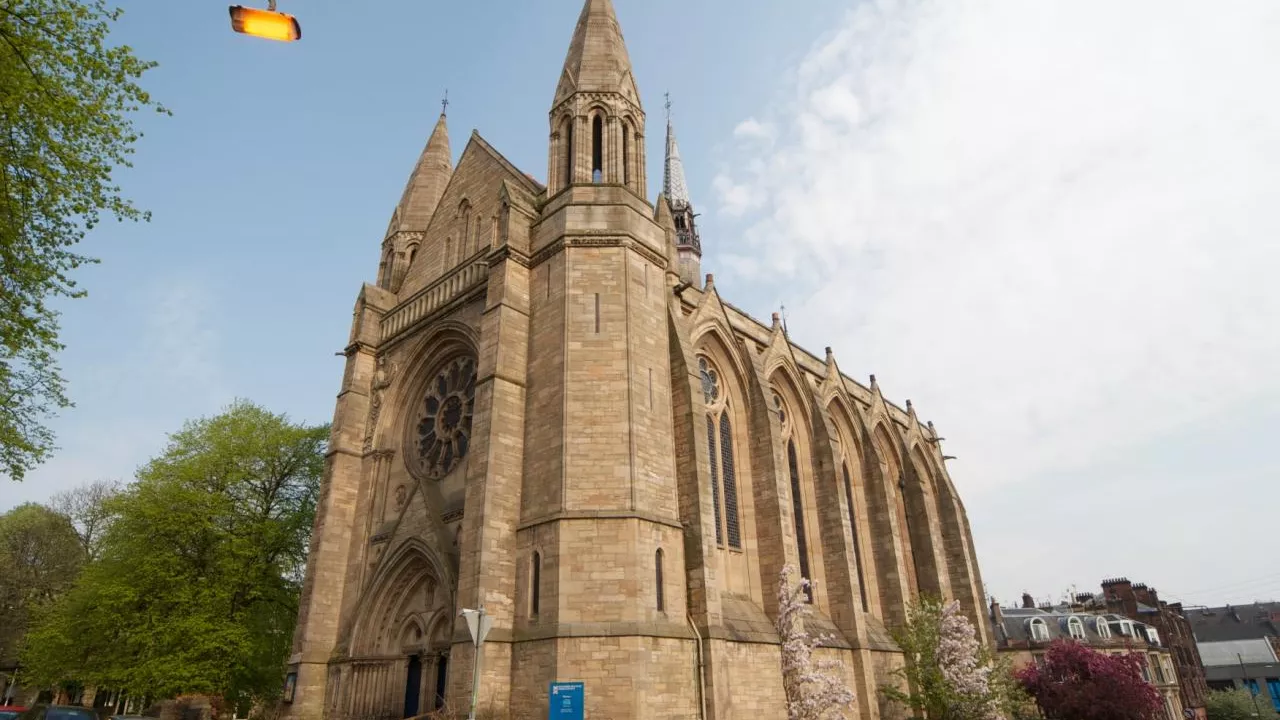 CityofGlasgowKELVINSIDEHillheadChurch(tomparnellCC-BY-SA2.0)1