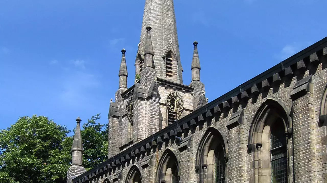 DerbyshireNEWMILLSStGeorge(davebevisCC-BY-SA2.0)1