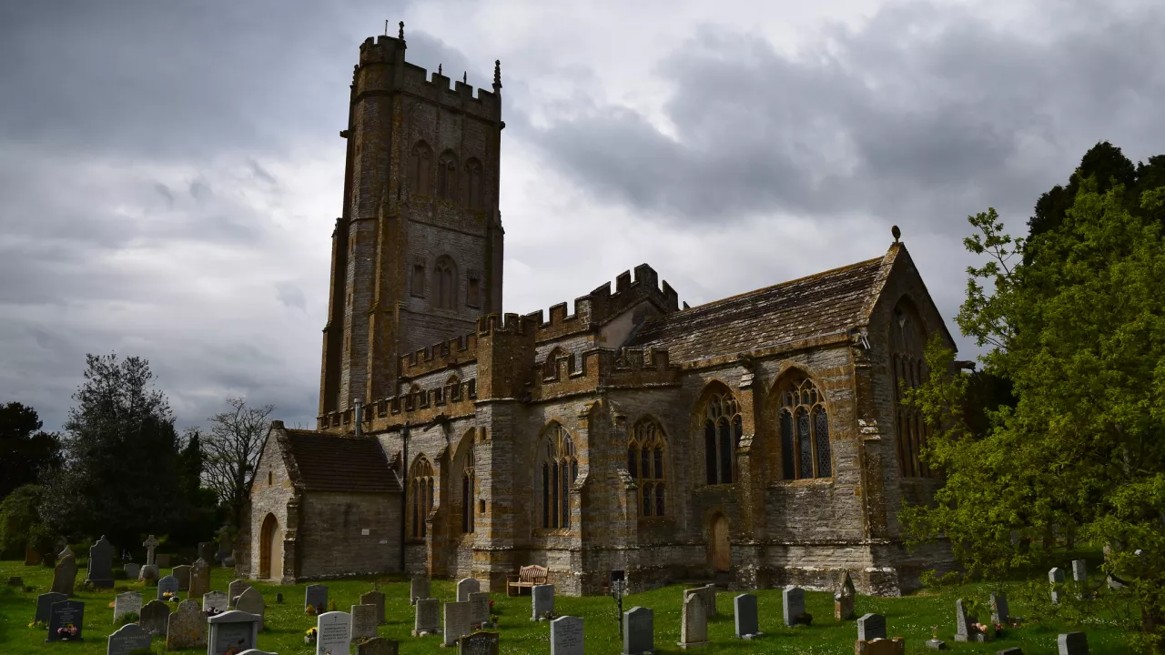 SomersetLONGSUTTONHolyTrinity(hughllewelynCC-BY-SA2.0)1