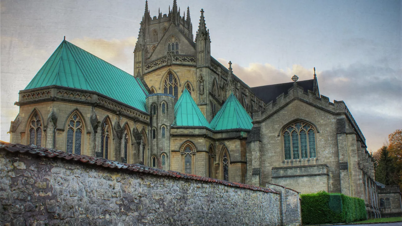 SomersetSTRATTONONTHEFOSSEDownsideAbbey(stewartblackCC-BY-2.0)1