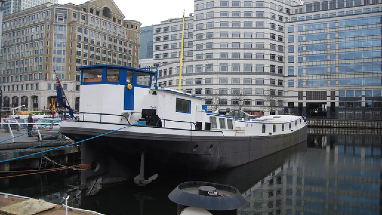 GreaterLondonCANARYWHARFStPeterBarge(nchadwickCC-BY-SA2.0)1