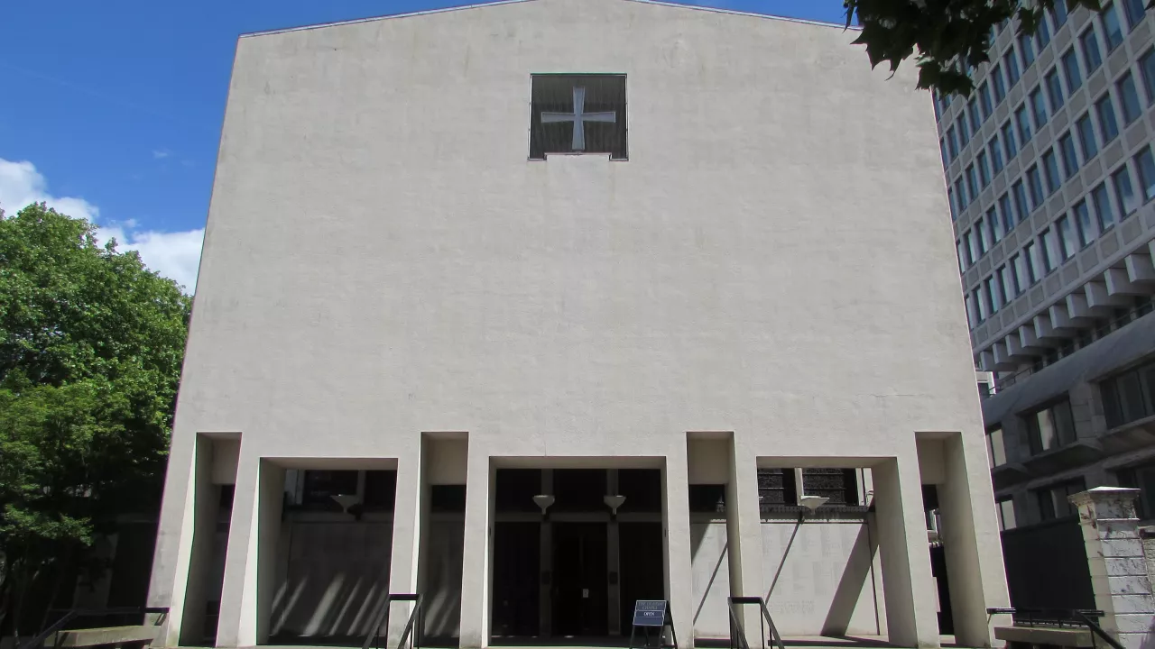 GreaterLondonWESTMINSTERGuardsChapel(michaeldayCC-BY-NC2.0)1