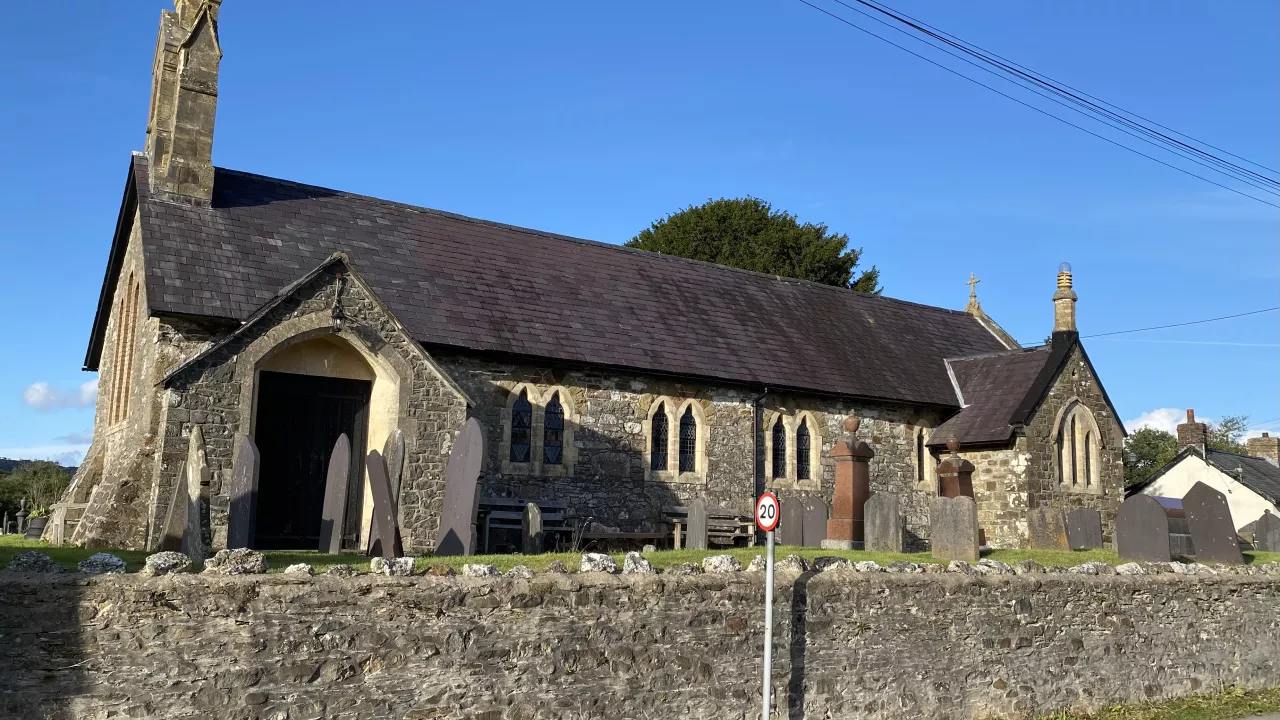 CarmarthenshireLLLANPUMSAINTLlanpumsaintChurch(alanhughesCC-BY-SA2.0)1