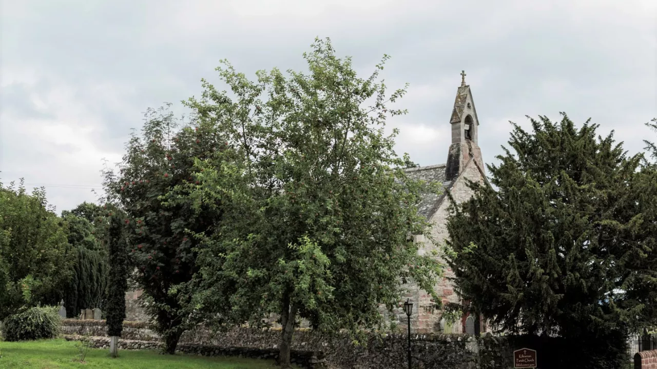 HighlandKILLEARNANParishChurch(petermooreCC-BY-SA2.0)1