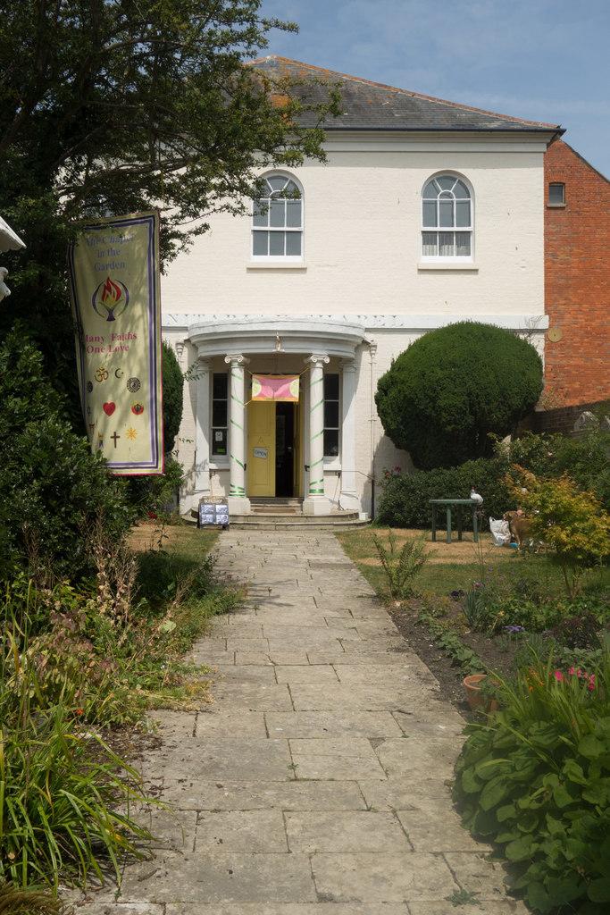 DorsetBRIDPORTChapelGarden(jimosleyCC-BY-SA2.0)1