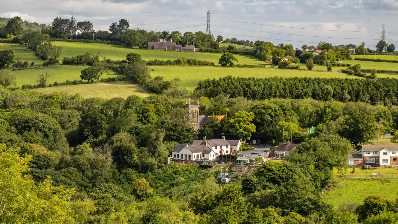 WrexhamMINERAStMary(PeterMcDermottCC-BY-SA2.0)1