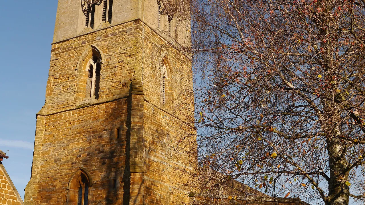 NorthamptonshireMOULTONStPeterStPaul(AndrewRobertsCC-BY-SA3.0)1